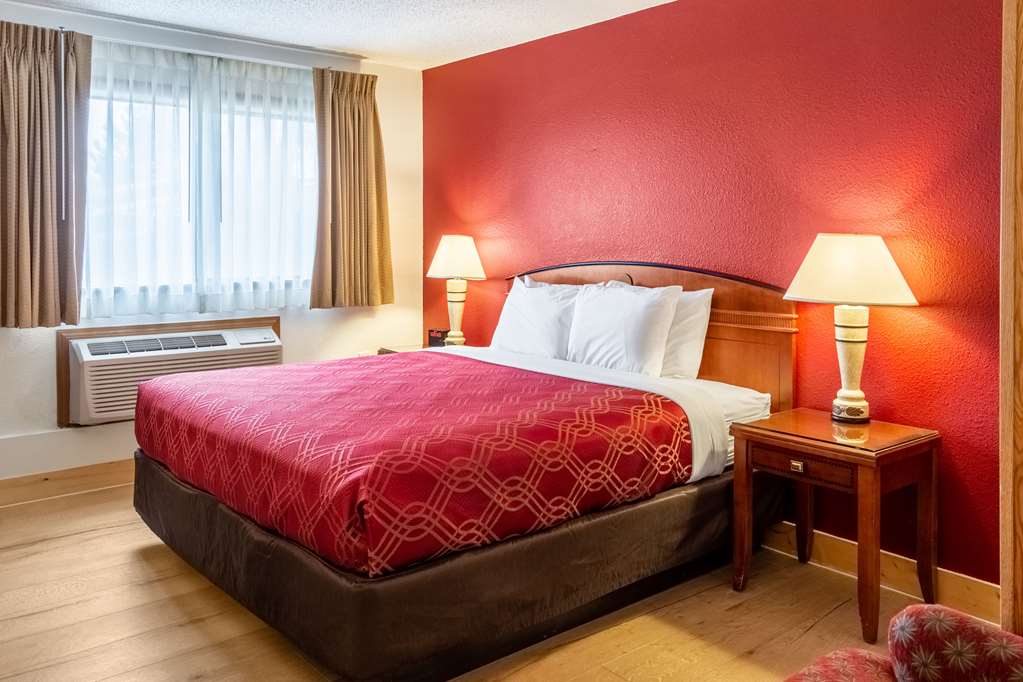 Econo Lodge Inn & Suites Madras - photo 20