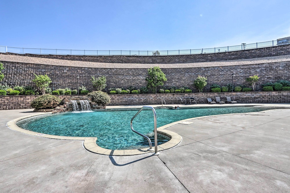 Condo with Lakefront Patio and Community Perks — 4-Star Luxury Hotel in Osage Beach, United States