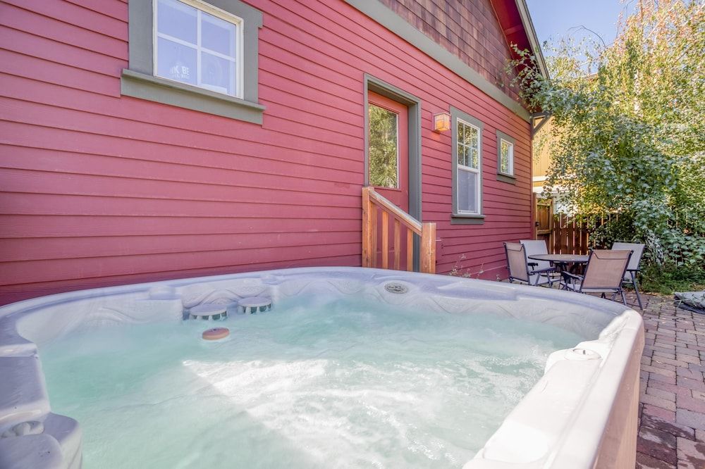 Georgia Peach Meredith Lodging — 4-Star Luxury Hotel in Bend, United States
