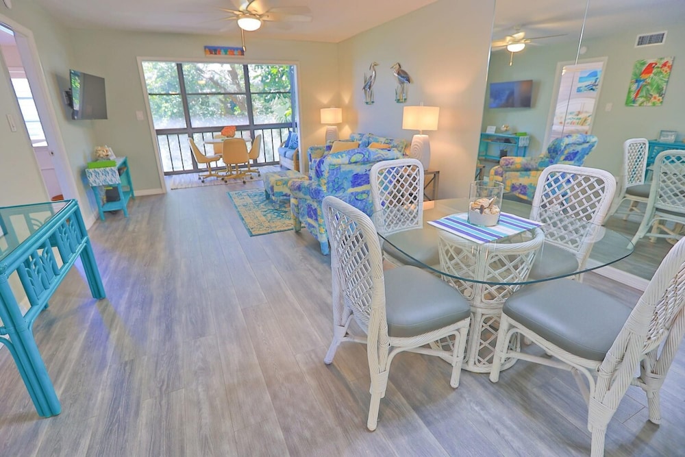 Siesta Key 2 Bedroom Condo with Pool — 4-Star Luxury Hotel in Sarasota, United States