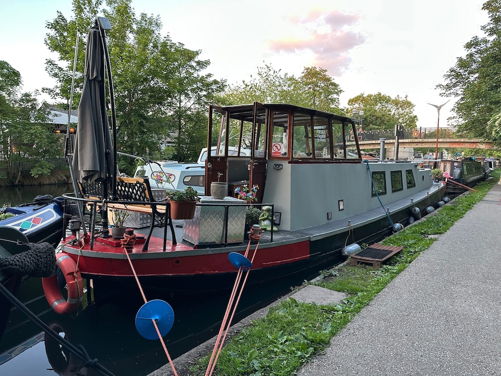 London Dutch Barge Sleeps 3 & Cosy Fireplace