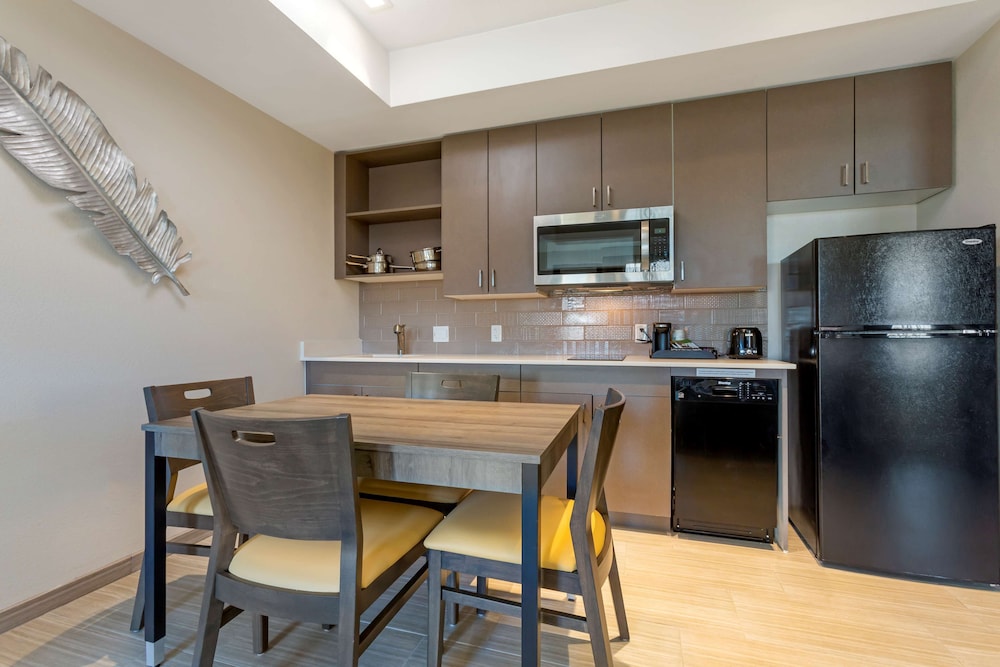 Best Western Plus Executive Residency Phoenix North Happy Valley - photo 38