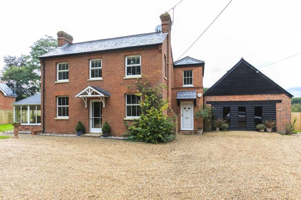 Bournes Farmhouse — 4-Star Luxury Hotel in Henley On Thames, United Kingdom