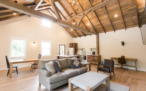 Lofty Willows Treehouse by Amish Country Lodging — 4-Star Luxury Hotel in Millersburg, United States