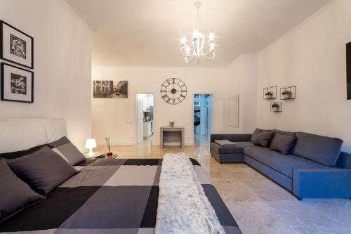 San Babila Luxury Milanese Apartment — 4-Star Luxury Hotel in Milan, Italy