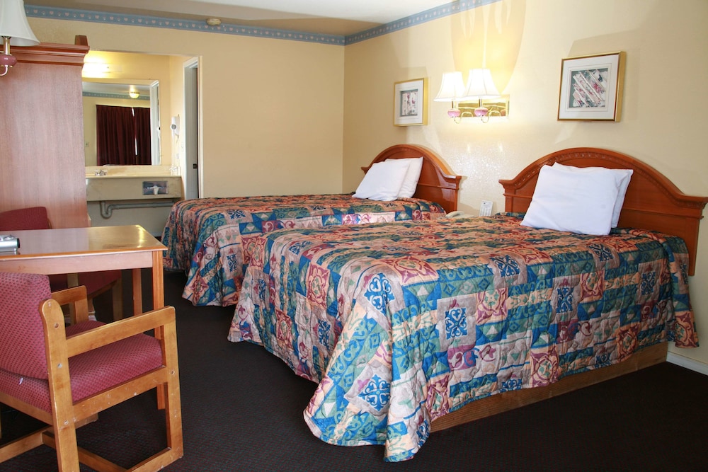 Claremore Motor Inn - photo 11