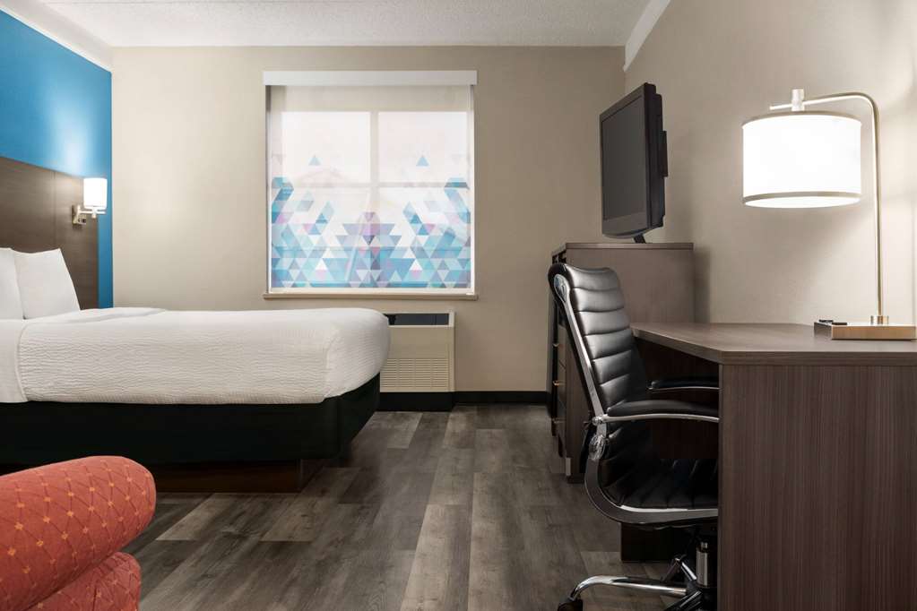 La Quinta Inn & Suites by Wyndham Madison American Center - photo 16