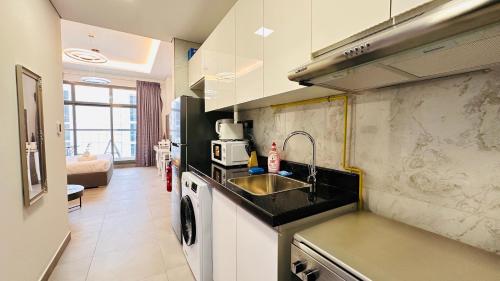 Spacious Studio Apartment Burj View with Balcony Free Parking by Belvilla — 4-Star Luxury Hotel in Dubai, United Arab Emirates
