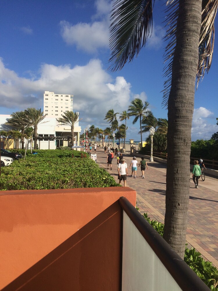 Hollywood Beach Resort one Bedroom Sleeps 6 - photo 7