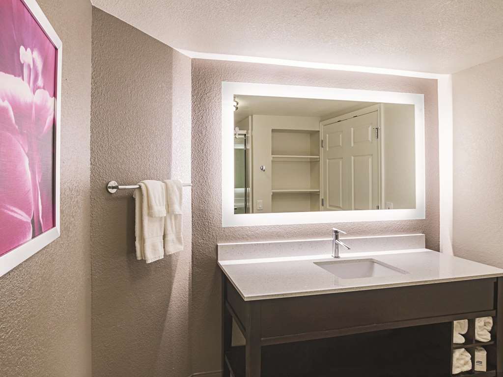 La Quinta Inn & Suites by Wyndham Fort Worth North - photo 36