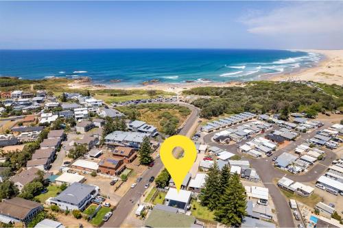 Five Pines Beach House at Birubi 20 Robinson St pet friendly aircon and WiFi — 4-Star Luxury Hotel in Anna Bay, Australia