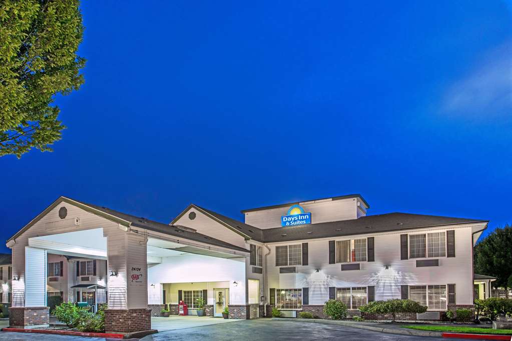 Days Inn & Suites by Wyndham Gresham - featured photo