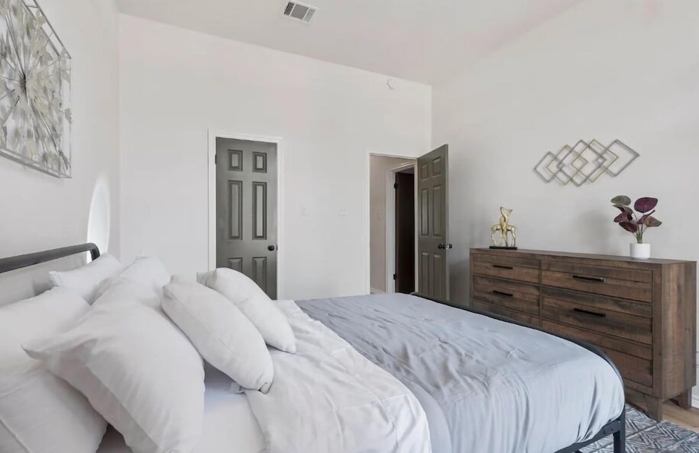 The Bonnie 5 Bed Near Everything — 4-Star Luxury Hotel in Cedar Park, United States