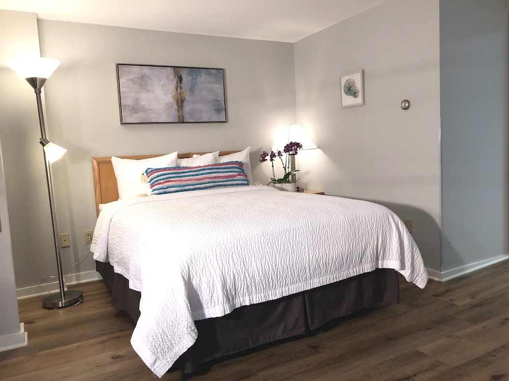 Hyannis Inn - photo 10