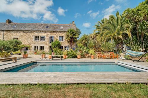 La Petite Hautiere Maison 2 Personnes Plouer Sur Rance Avec Piscine — 4-Star Luxury Hotel in Plouer-Sur-Rance, France