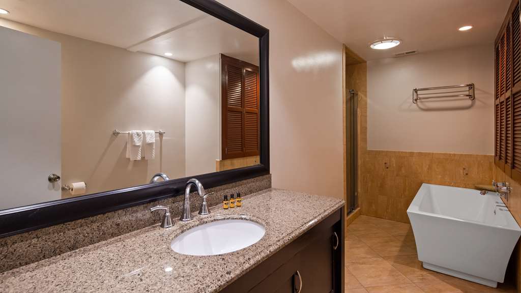 Best Western Plus Coastline Inn - photo 18