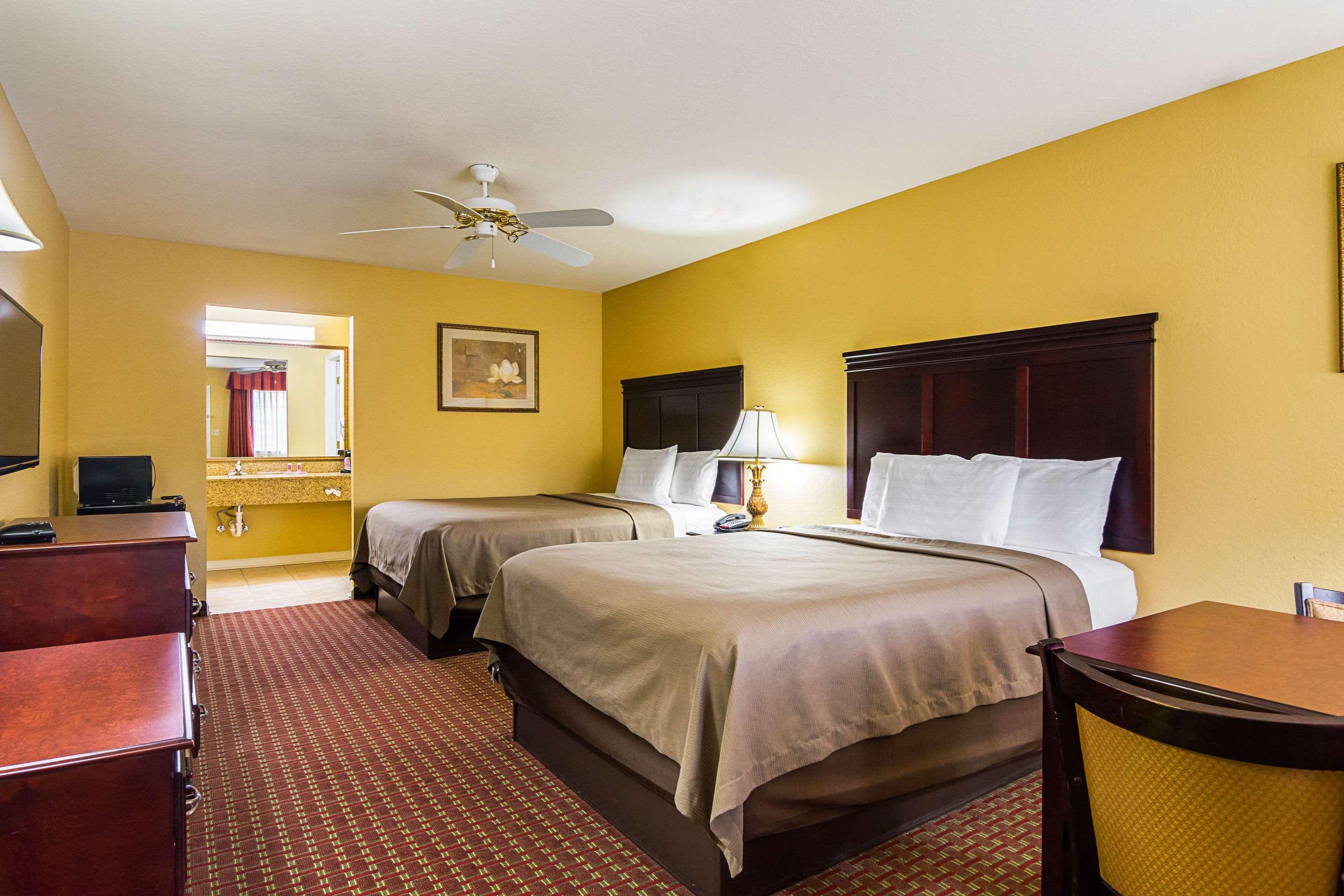 Bryant Inn & Suites - photo 10