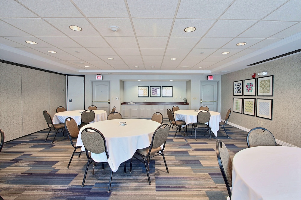 Holiday Inn Express Hotel & Suites Milwaukee Airport by IHG - photo 89