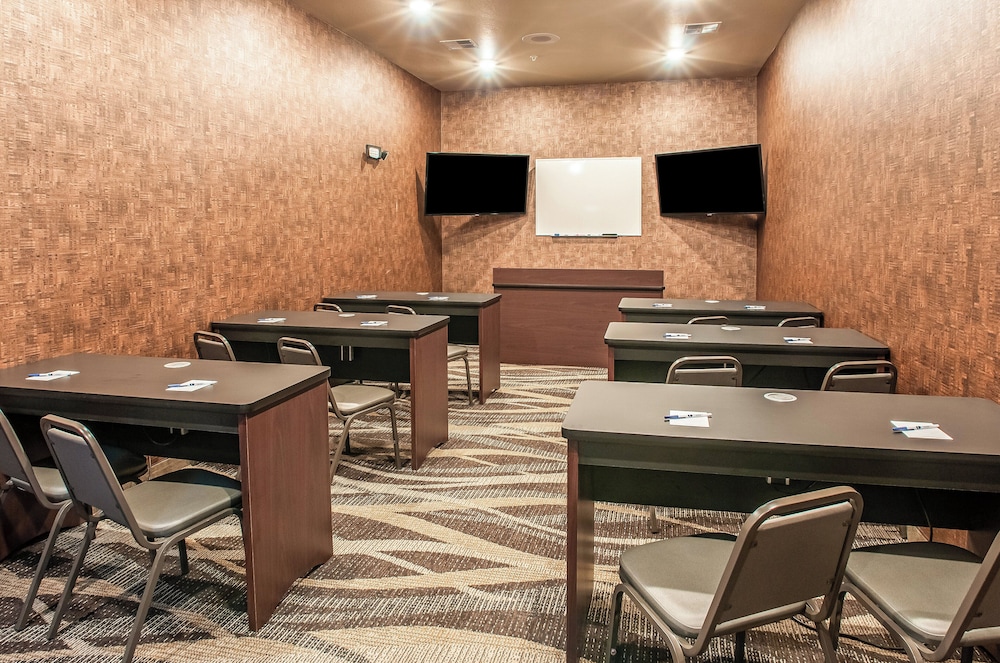 Cobblestone Hotel & Suites Appleton International Airport - photo 43