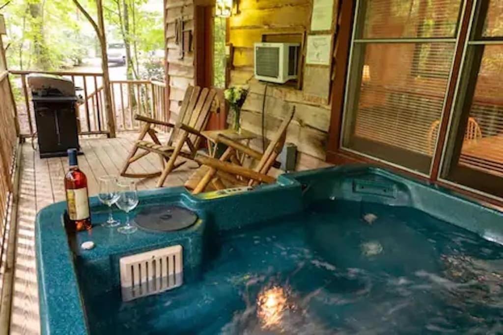 Cozy Cabin: River View with Hot Tub — 4-Star Luxury Hotel in Dahlonega, United States