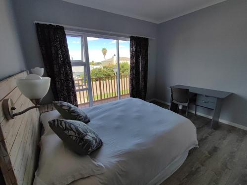 Lovely 2 bedroom condo with balcony and a view