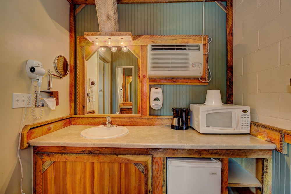 Holiday Motel and RV Park - photo 39