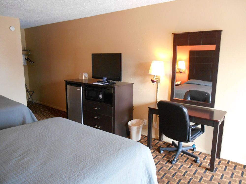 Red Roof Inn & Suites San Angelo - photo 9