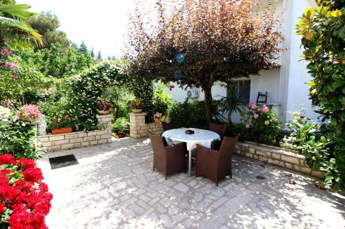 Modernes Apartment mit privater Terrasse Grillbereich Spielplatz Liegen Privatparkplatz — 4-Star Luxury Hotel in Porec, Croatia