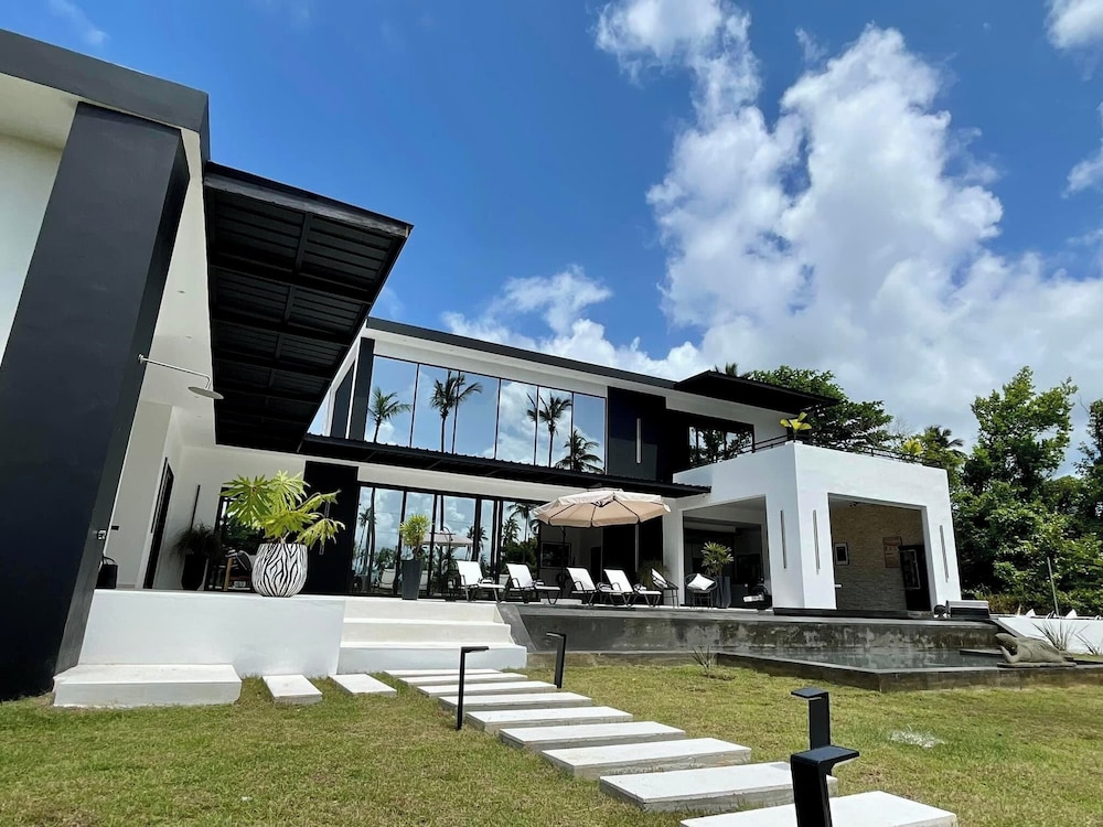 Casa Black and White. Vista al Mar — 5-Star Luxury Hotel in Samana, Dominican Republic