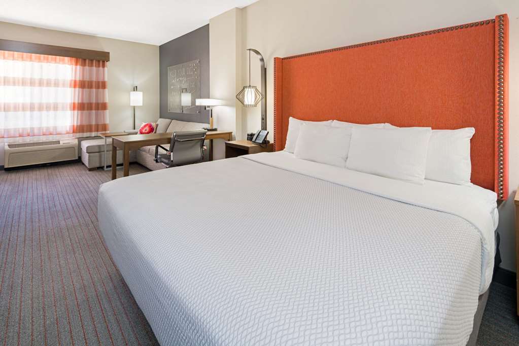 La Quinta Inn & Suites by Wyndham Orange County Airport - photo 26