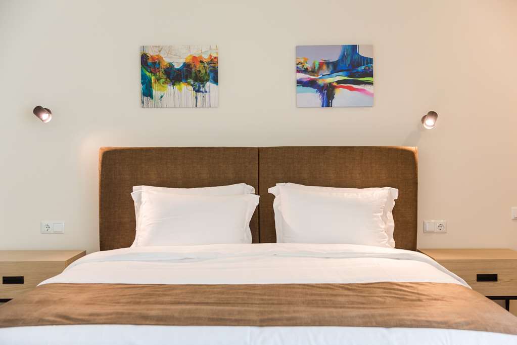 Deluxe Guest Room with One King Bed and a Mountain View