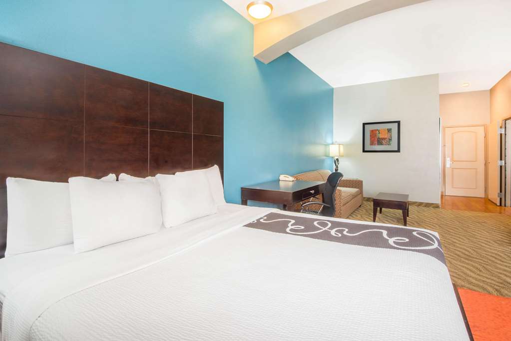 La Quinta Inn & Suites by Wyndham Glen Rose - photo 35