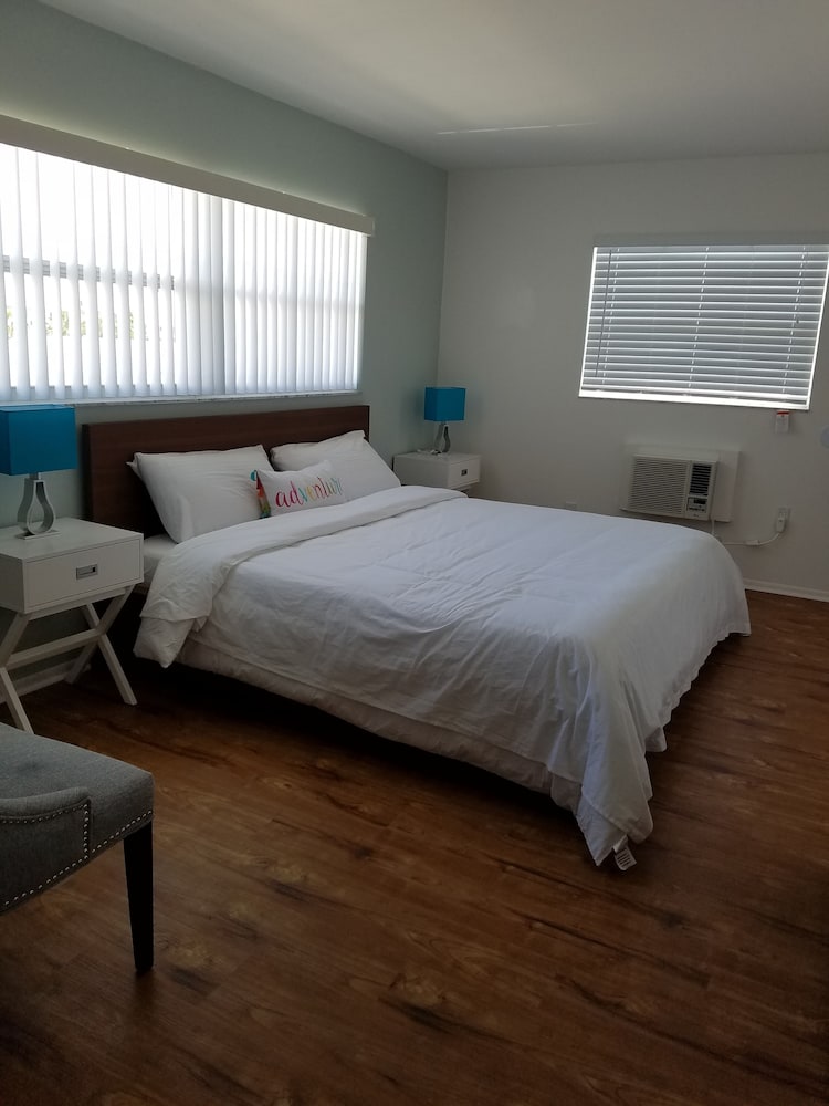 St Pete Beach Suites - photo 21