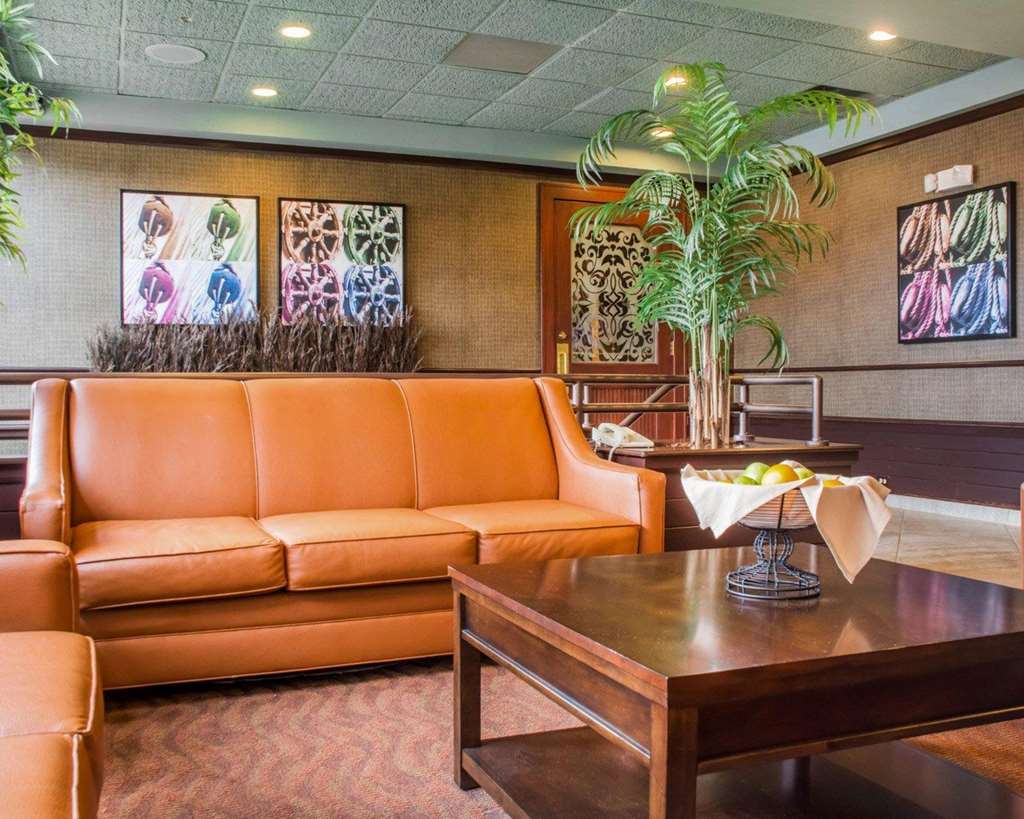 Clarion Hotel & Suites Riverfront - photo 2