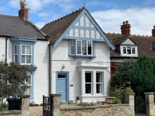The Blue Cottage with luxurious Super King bed — 4-Star Luxury Hotel in Darlington, United Kingdom
