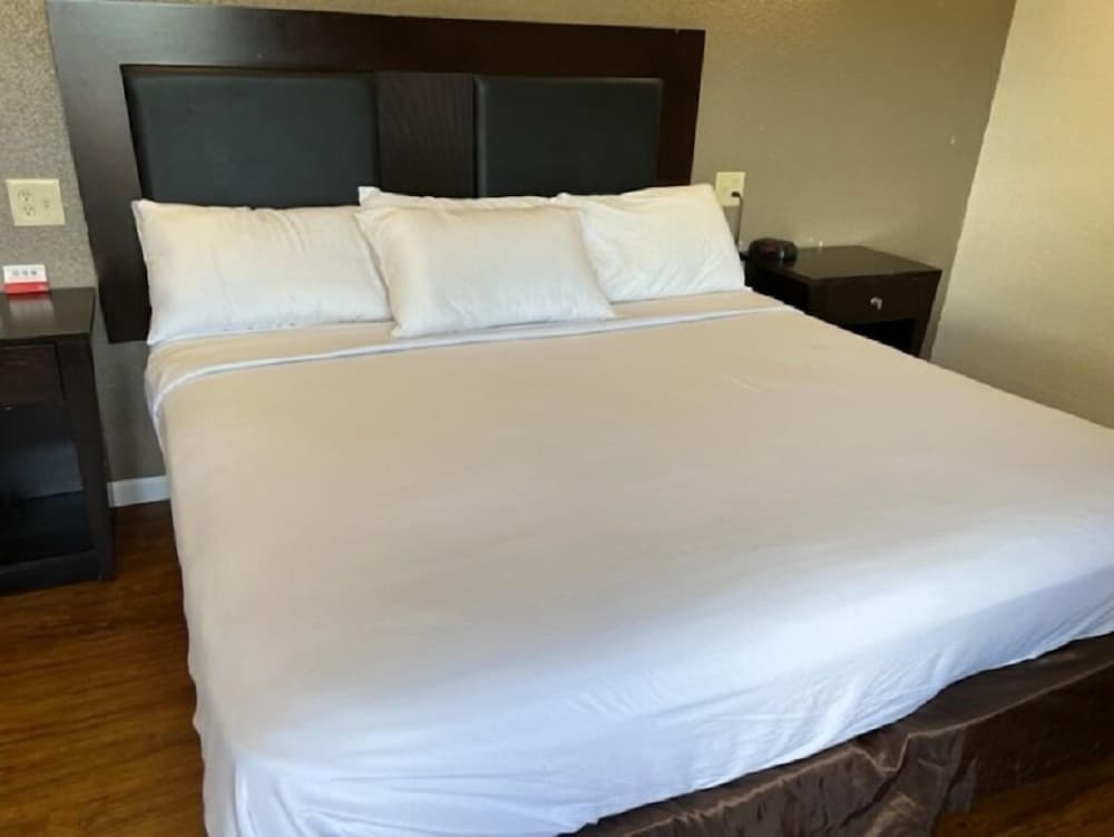 Econo Lodge Wisconsin Rapids - photo 11