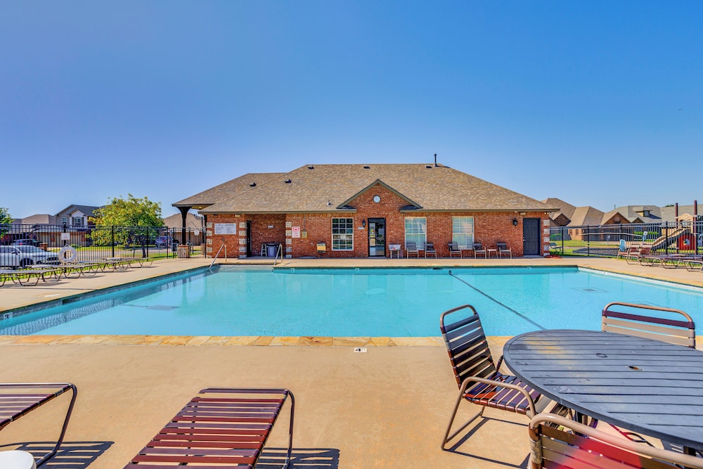 14 Mi to Dtwn Okc: Edmond Gem w Fenced Yard — hotel in Edmond