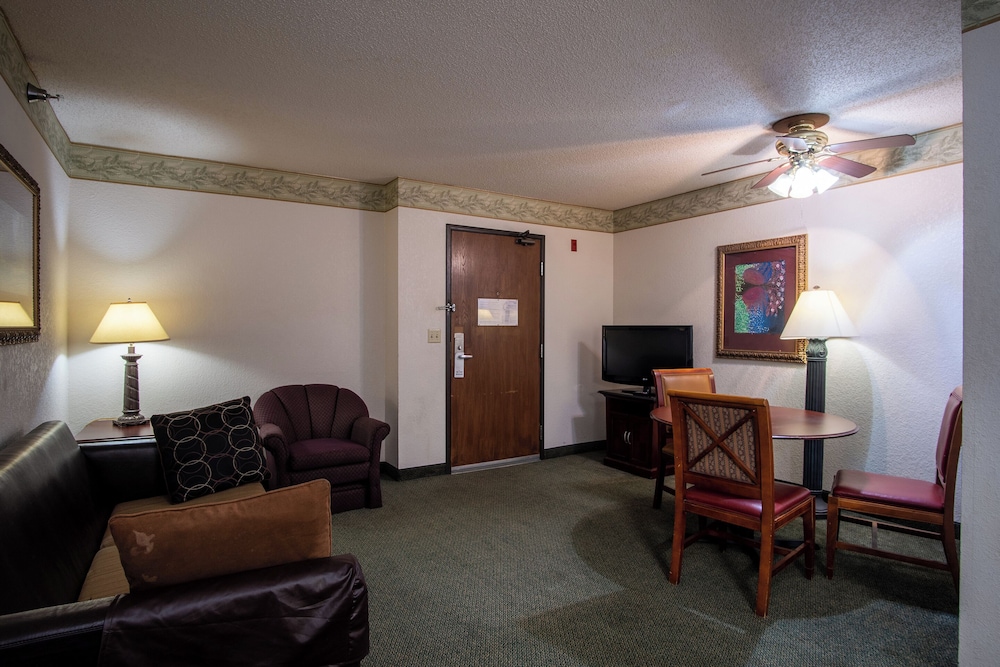 Blue Way Inn & Suites Eagan - photo 9
