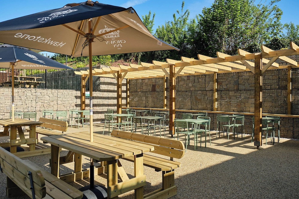 The Crown Inn - carbon neutral hotel in Lea