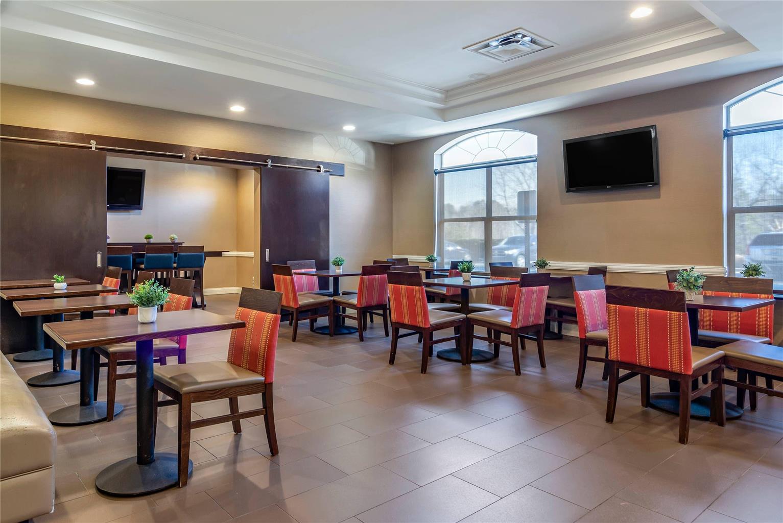 Comfort Inn & Suites near Six Flags - photo 32
