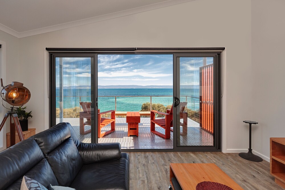 Whale Watcher 1 — 4-Star Luxury Hotel in Coles Bay, Australia