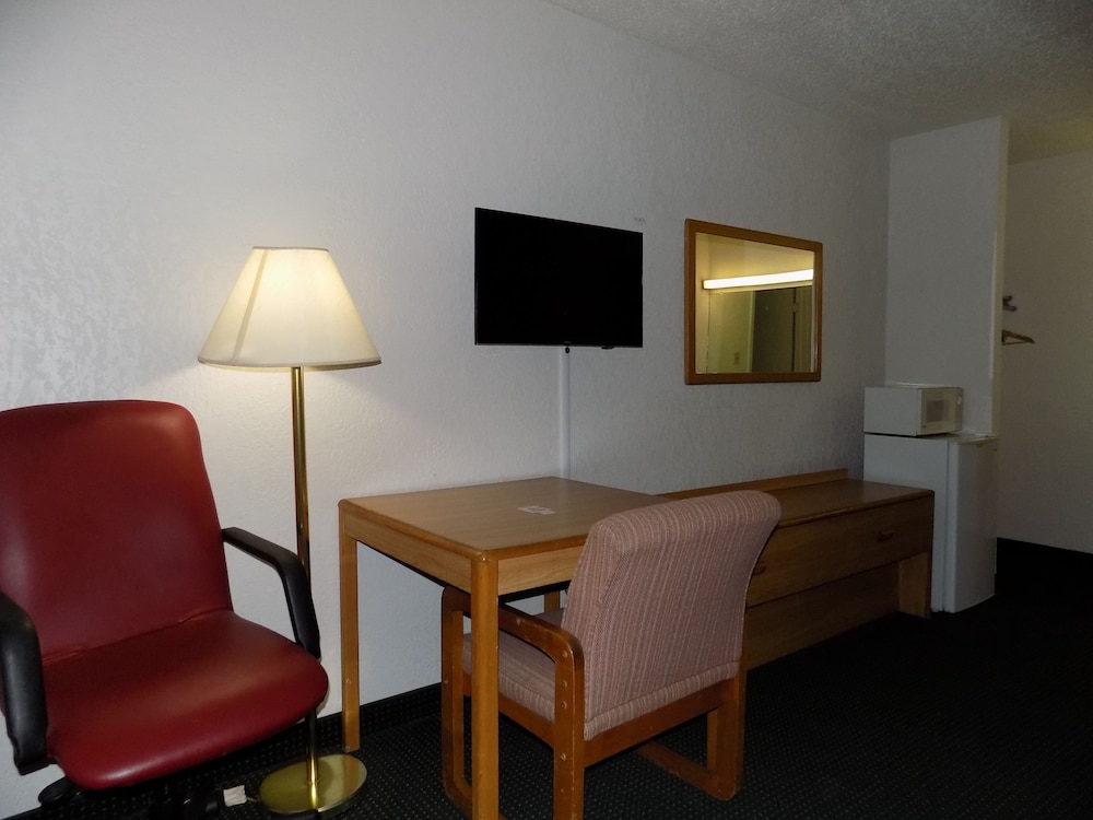 Topeka Plaza Inn - photo 18