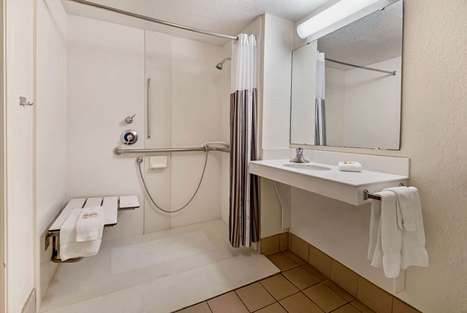 La Quinta Inn by Wyndham San Antonio I 35 N at Rittiman Rd - photo 33