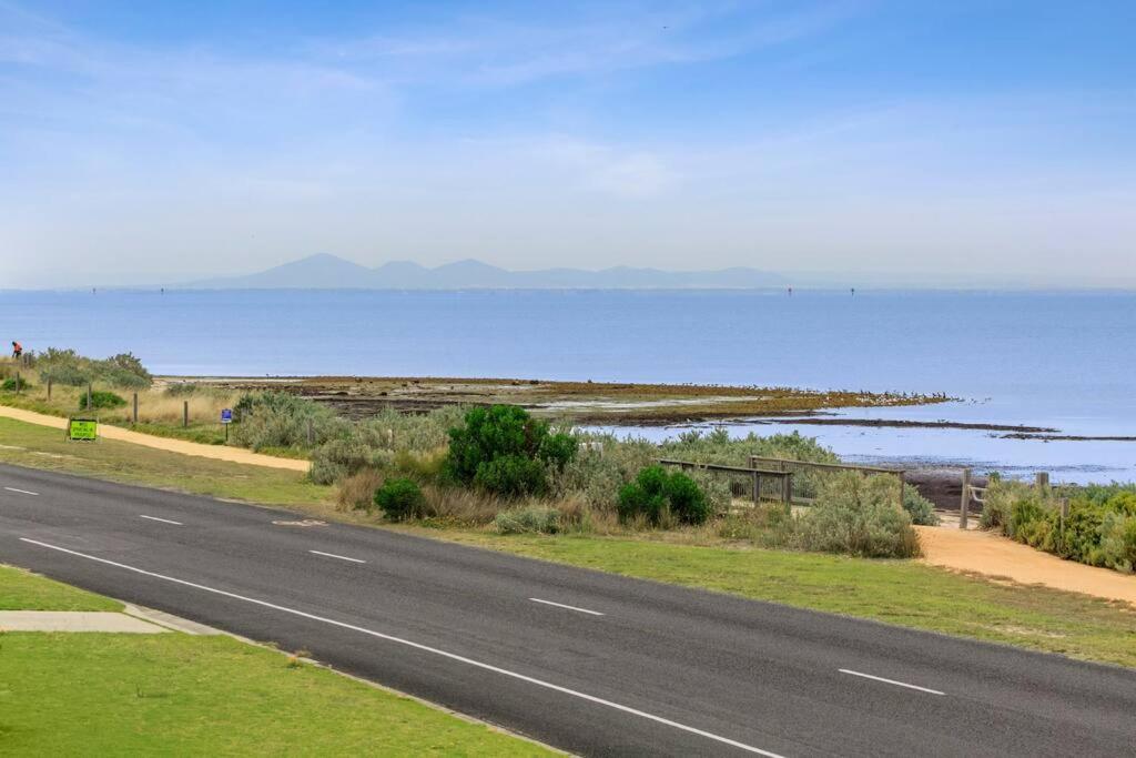Absolute Bay Frontage with Open Fire and Spa Bath — Portarlington — photo 5