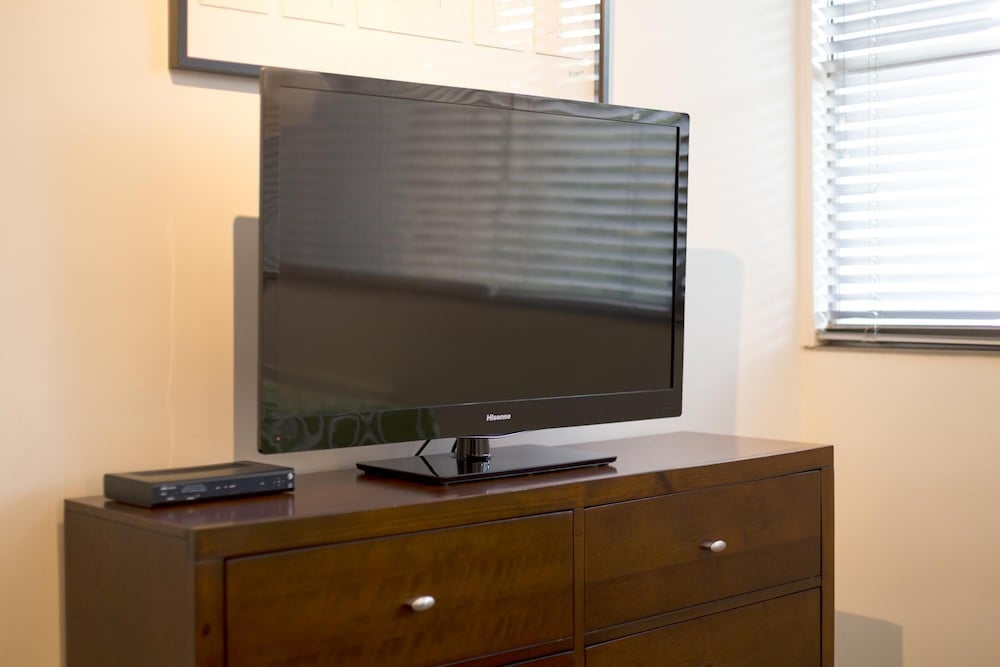 CPD Safe Clean Studio w Free Parking Near Shepherd Center - photo 4