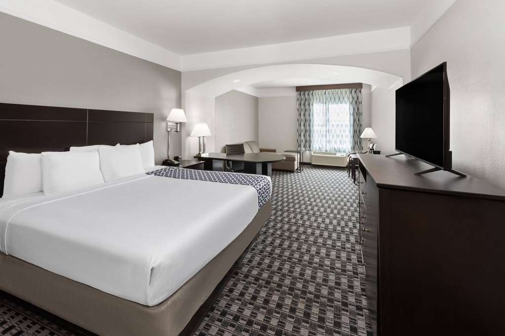 La Quinta Inn & Suites by Wyndham Deer Park - photo 13