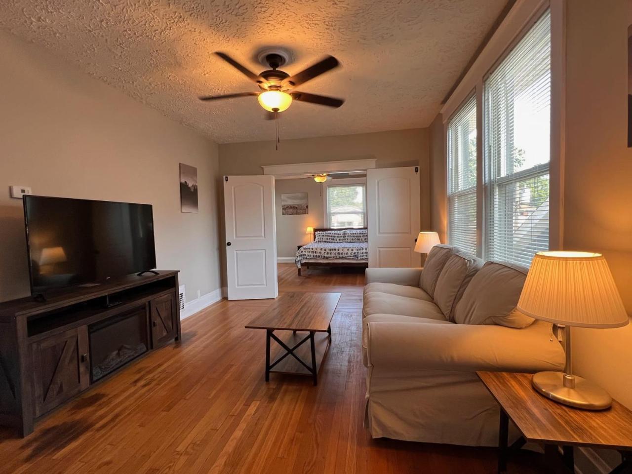 Rolston 2 Two Bedroom near Xavier Downtown — 4-Star Luxury Hotel in Bellevue, United States