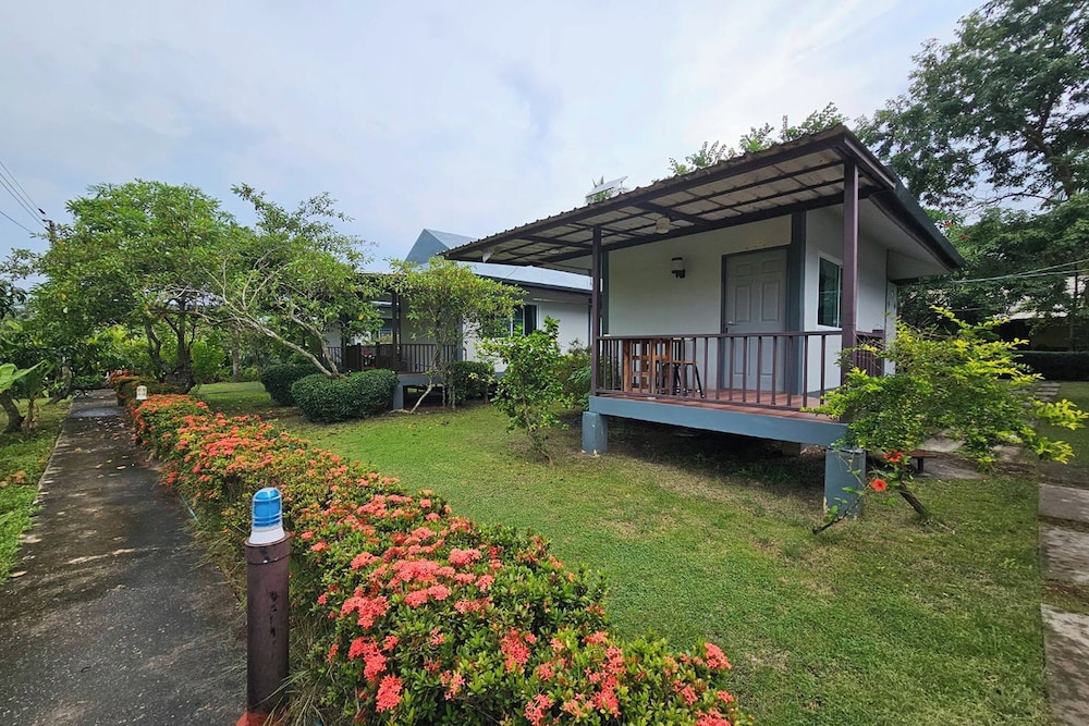 Oyo 696 Reuntonnam Amphawa in Samut Songkhram, Thailand