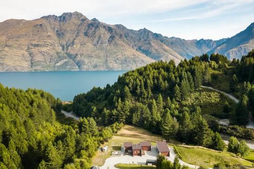 Alpine Exclusive — 4-Star Luxury Hotel in Queenstown, New Zealand