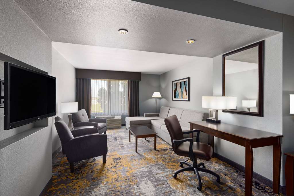 La Quinta Inn & Suites by Wyndham Sioux Falls - photo 20